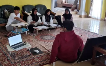 Sesi bimbingan belajar gratis Sakola Kembara Bojong untuk anak-anak desa di Purwakarta