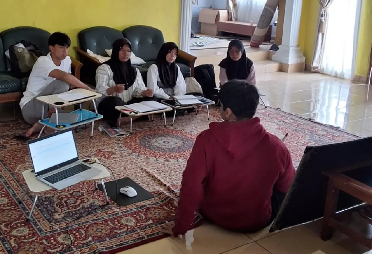 Sesi bimbingan belajar gratis Sakola Kembara Bojong untuk anak-anak desa di Purwakarta