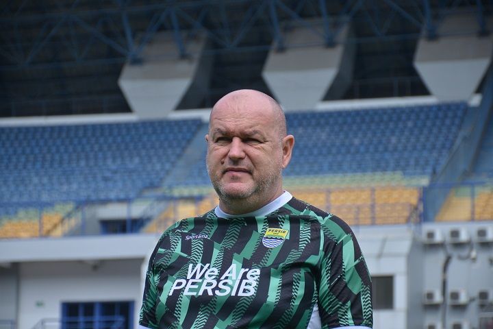 Bojan Hodak pelatih Persib Bandung di Stadion Si Jalak Harupat jelang Piala Presiden 2025