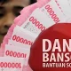 Ilustrasi uang tunai dan tulisan dana bansos bantuan sosial PKH dan BPNT 2025.