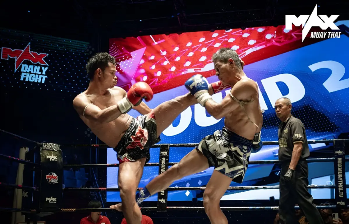 Edimus menendang keras petarung Thailand dalam laga Max Muay Thai Daily Fight di Pattaya Stadium, Thailand.