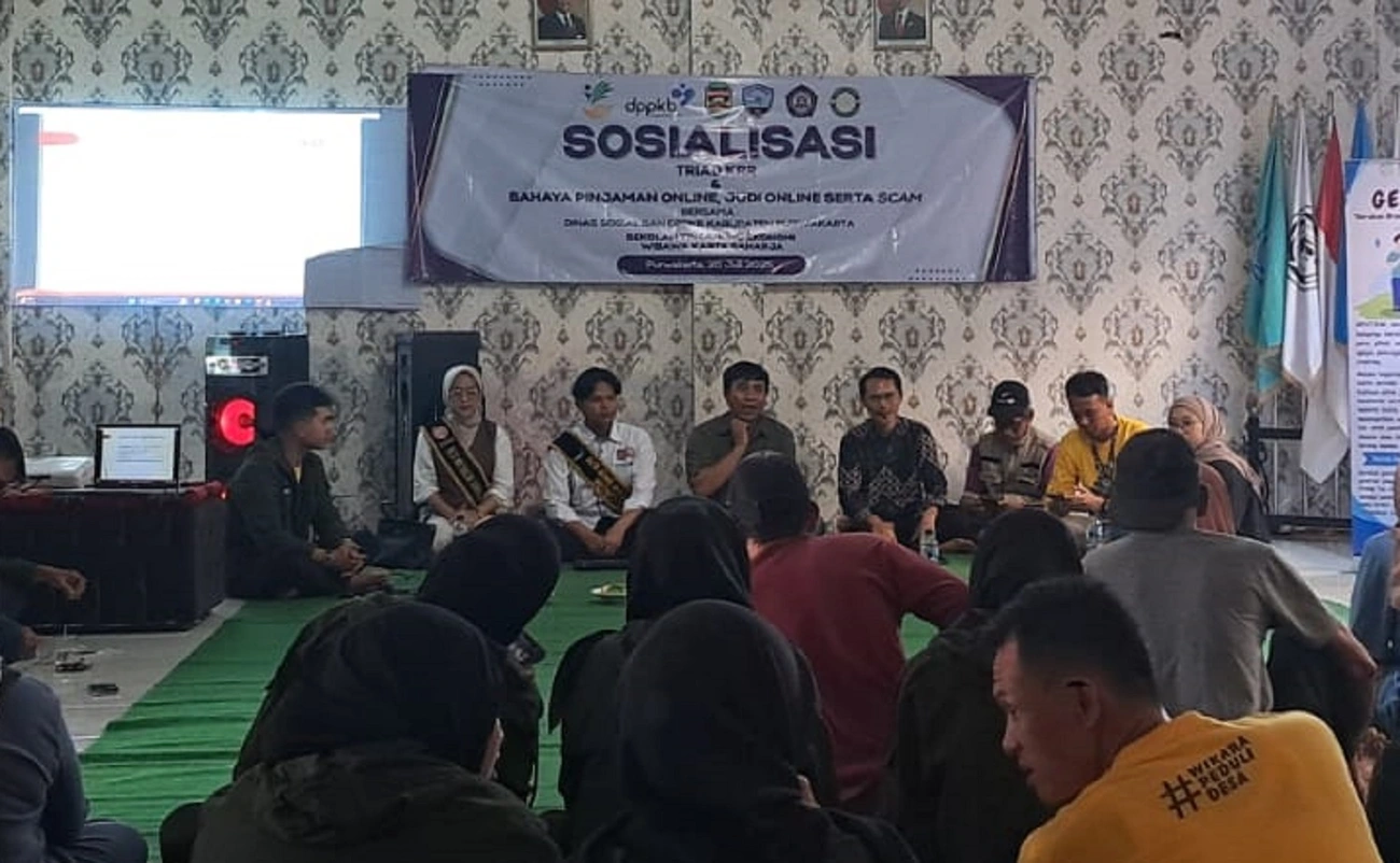 Mahasiswa STIE Wikara saat memberikan sosialisasi bahaya seks bebas dan HIV/AIDS kepada pelajar di Desa Legoksari.