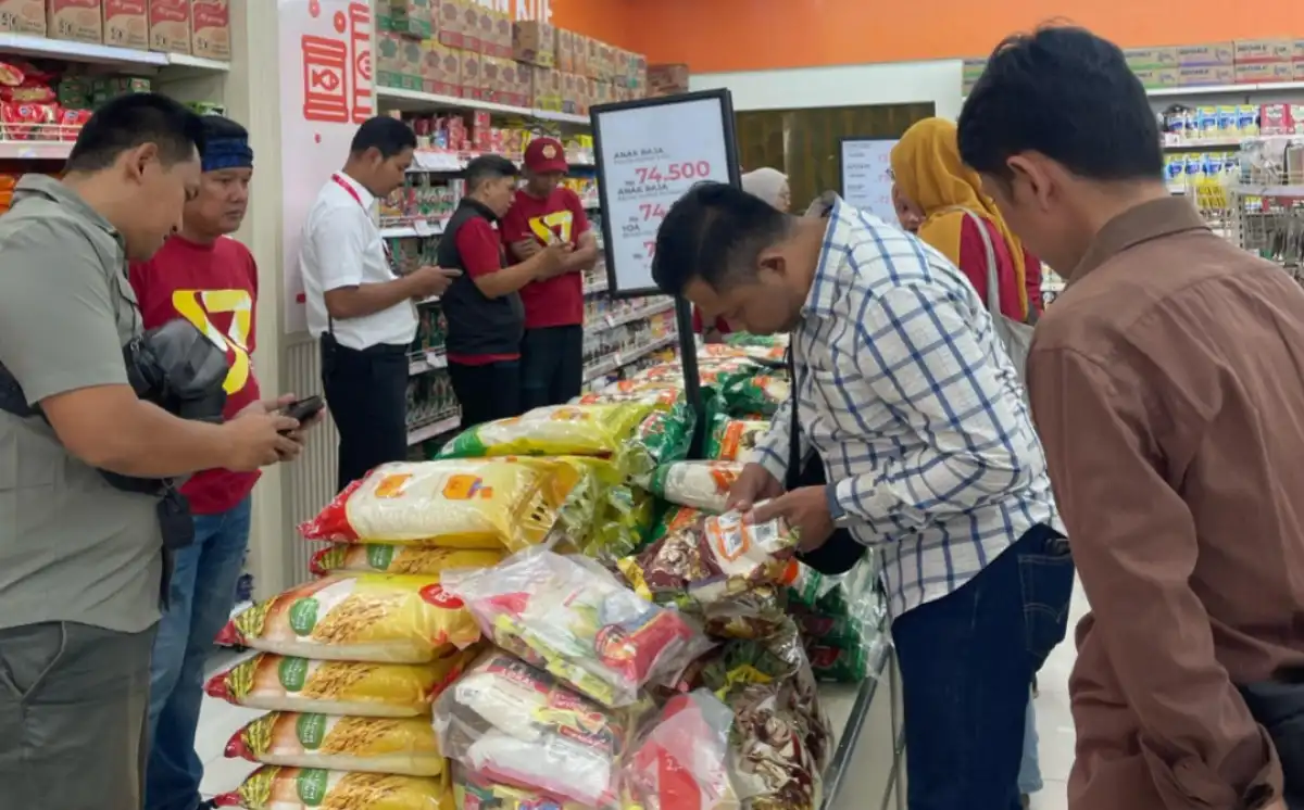 Sidak Polres Purwakarta bersama dinas cek beras kemasan di pasar tradisional.
