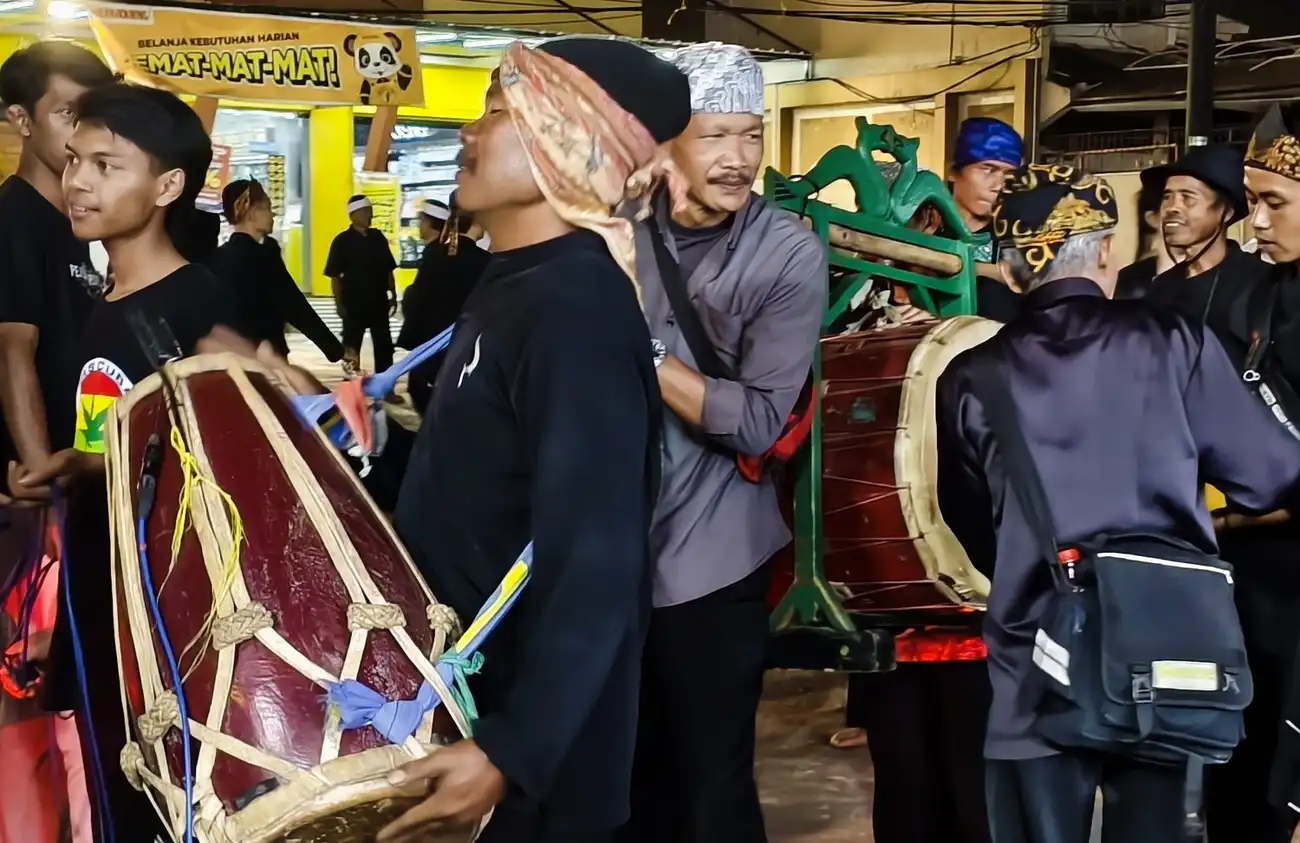 Para seniman Domyak tampil memainkan kendang dan gong saat pementasan seni tradisional di Purwakarta.