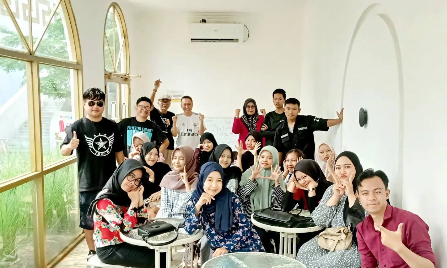 Komunitas NESA Purwakarta menggelar pelatihan bahasa Inggris gratis di kafe bersama peserta dari berbagai kalangan.