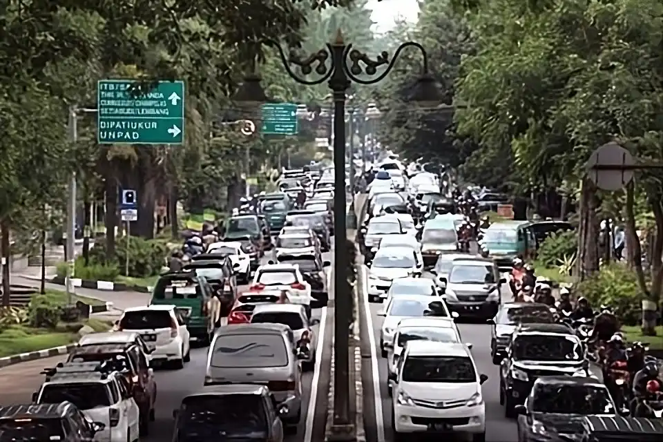 Kemacetan lalu lintas di Jalan Dipatiukur Bandung siang hari
