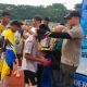 AKBP Edwar Zulkarnain beri medali ke pemain Lodaya FC U-13
