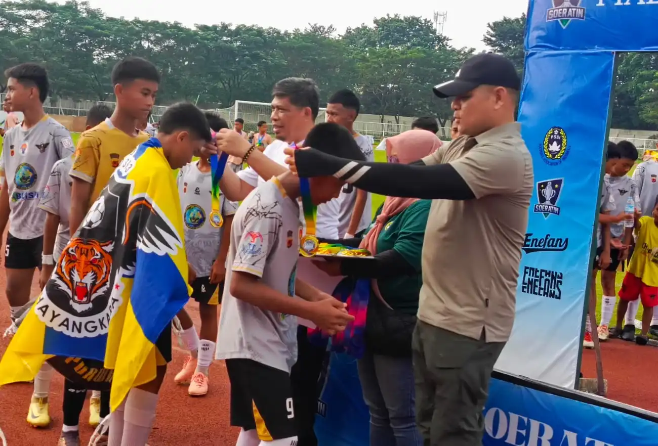 AKBP Edwar Zulkarnain beri medali ke pemain Lodaya FC U-13