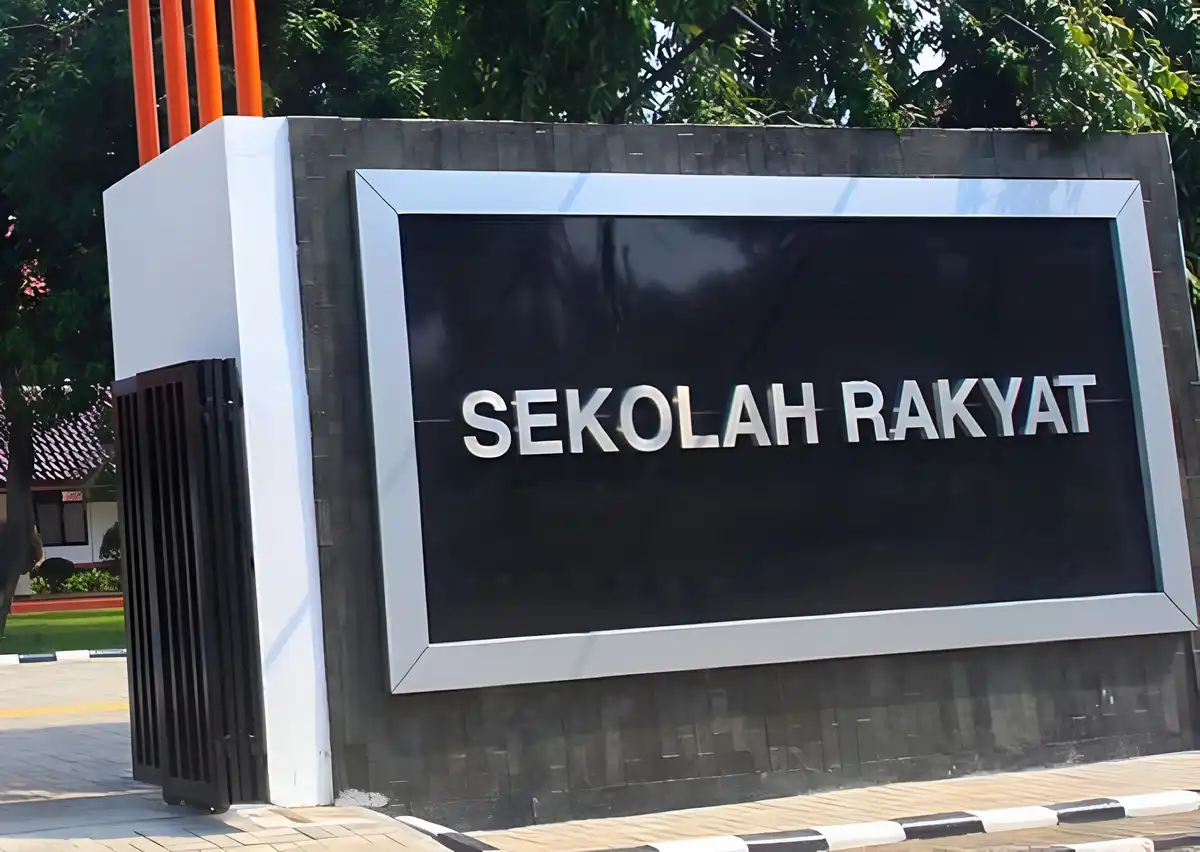 Papan nama Sekolah Rakyat sebagai simbol hadirnya pendidikan gratis dan berasrama untuk anak-anak kurang mampu di Jawa Barat.