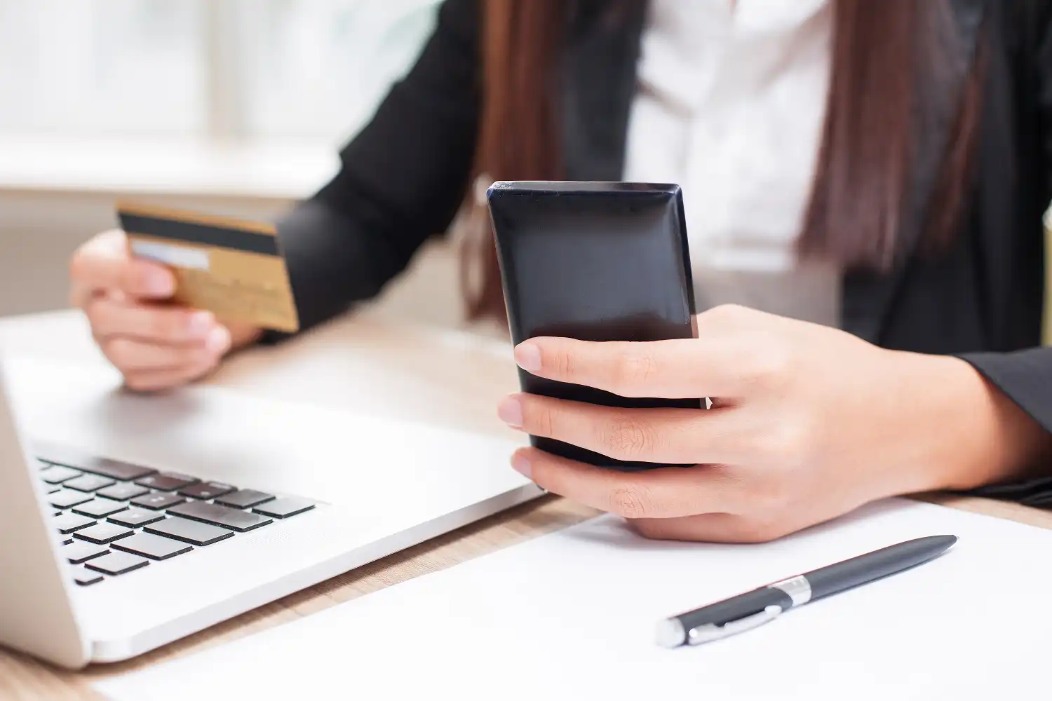 Perempuan membuka deposito online bjb SiSuka melalui aplikasi DIGI bank bjb di smartphone