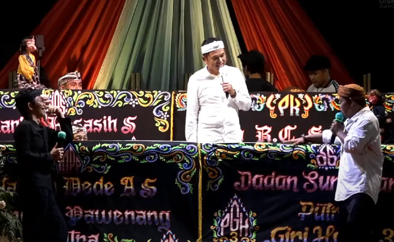 Om Zein membuka Pagelaran Air Mancur Sri Baduga dalam rangka Hari Jadi Purwakarta 2025.