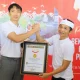 Bupati Purwakarta Om Zein menerima piagam rekor MURI usai aksi Ngosrek Bareng yang melibatkan 401 ribu peserta