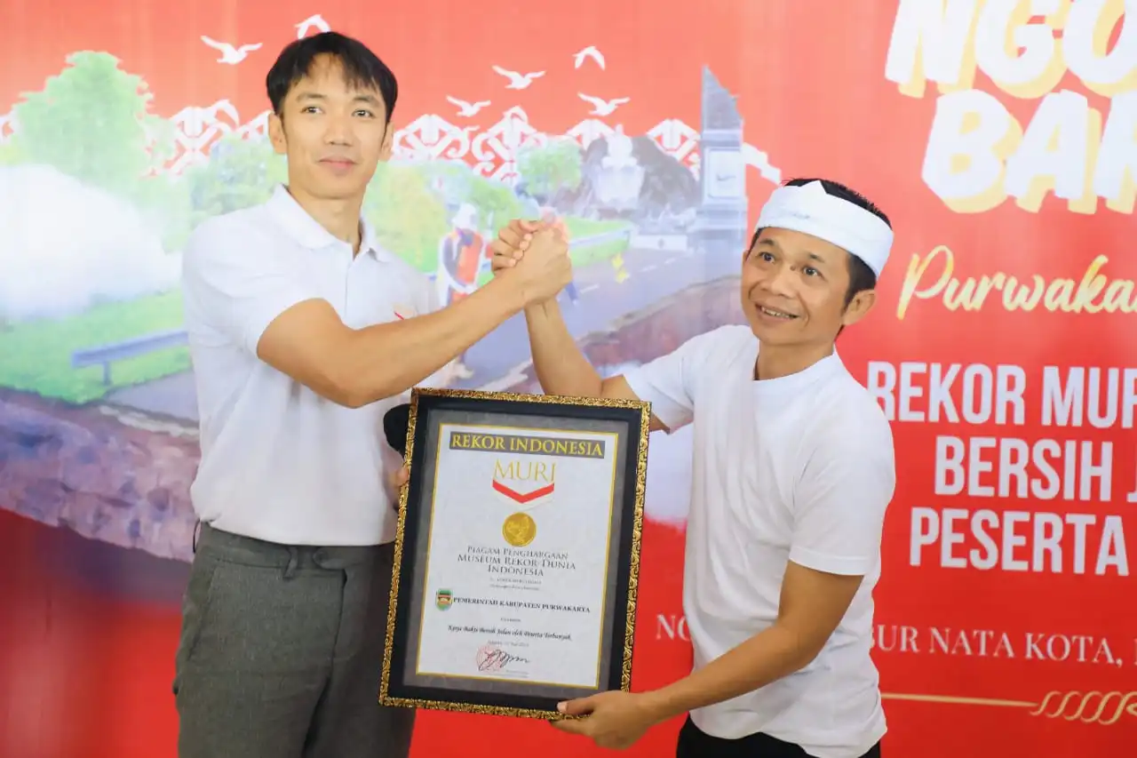 Bupati Purwakarta Om Zein menerima piagam rekor MURI usai aksi Ngosrek Bareng yang melibatkan 401 ribu peserta