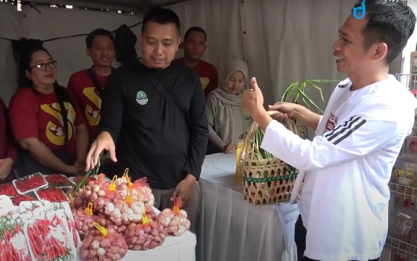 Om Zein tinjau hasil pertanian lokal untuk kebutuhan dapur MBG di Expo UMKM Purwakarta