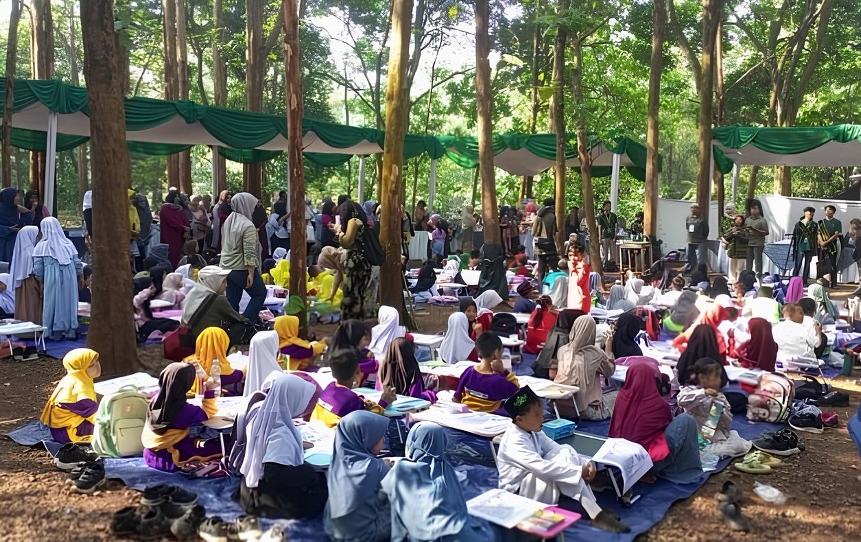 Anak-anak belajar cinta hutan di Pasar Leuweung 2025 Purwakarta
