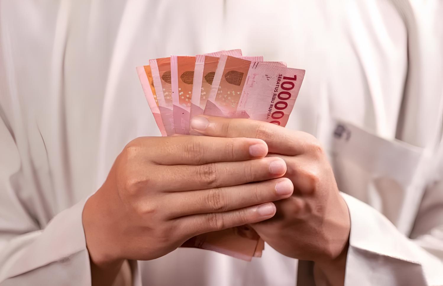 Pekerja menerima bansos BSU untuk meningkatkan daya beli masyarakat yang disalurkan BRI