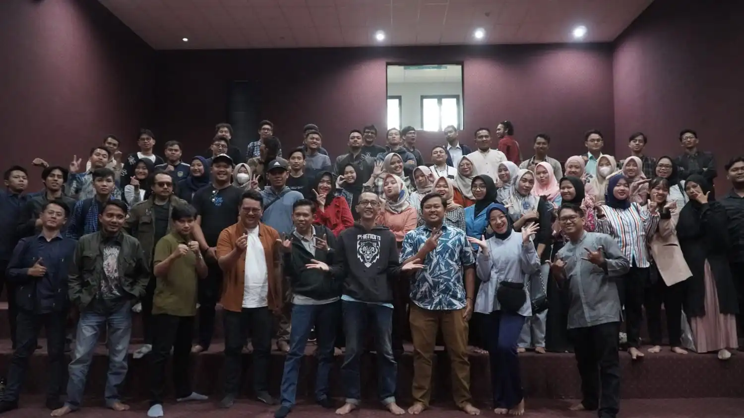 Foto bersama pelaku ekonomi kreatif Purwakarta usai diskusi penguatan ekosistem industri kreatif lokal.