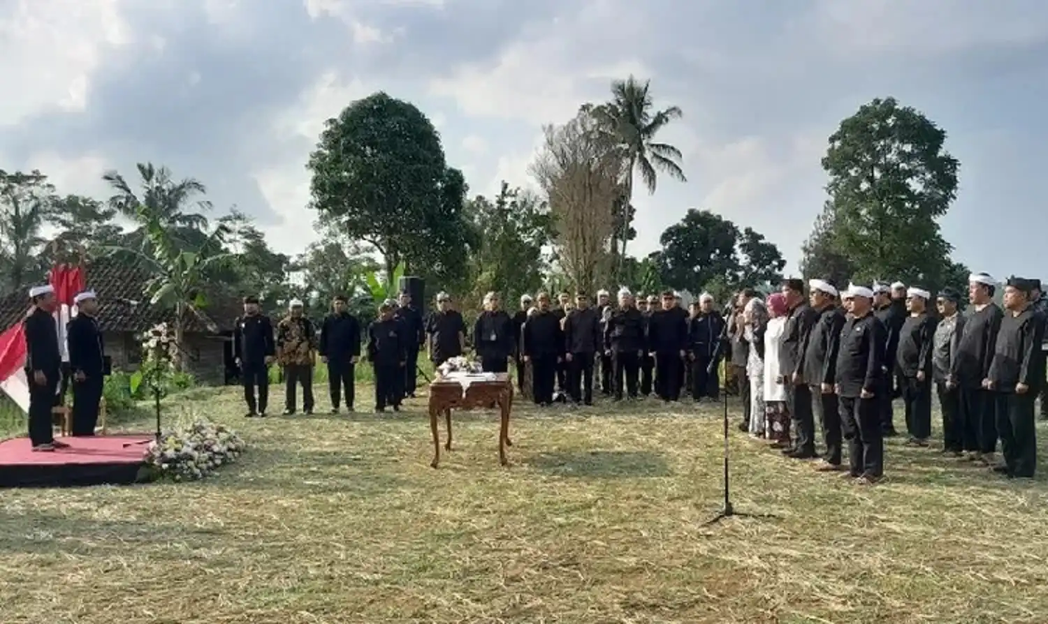 Pelantikan pejabat eselon II oleh Bupati Purwakarta Om Zein di sawah Desa Pusakamulya