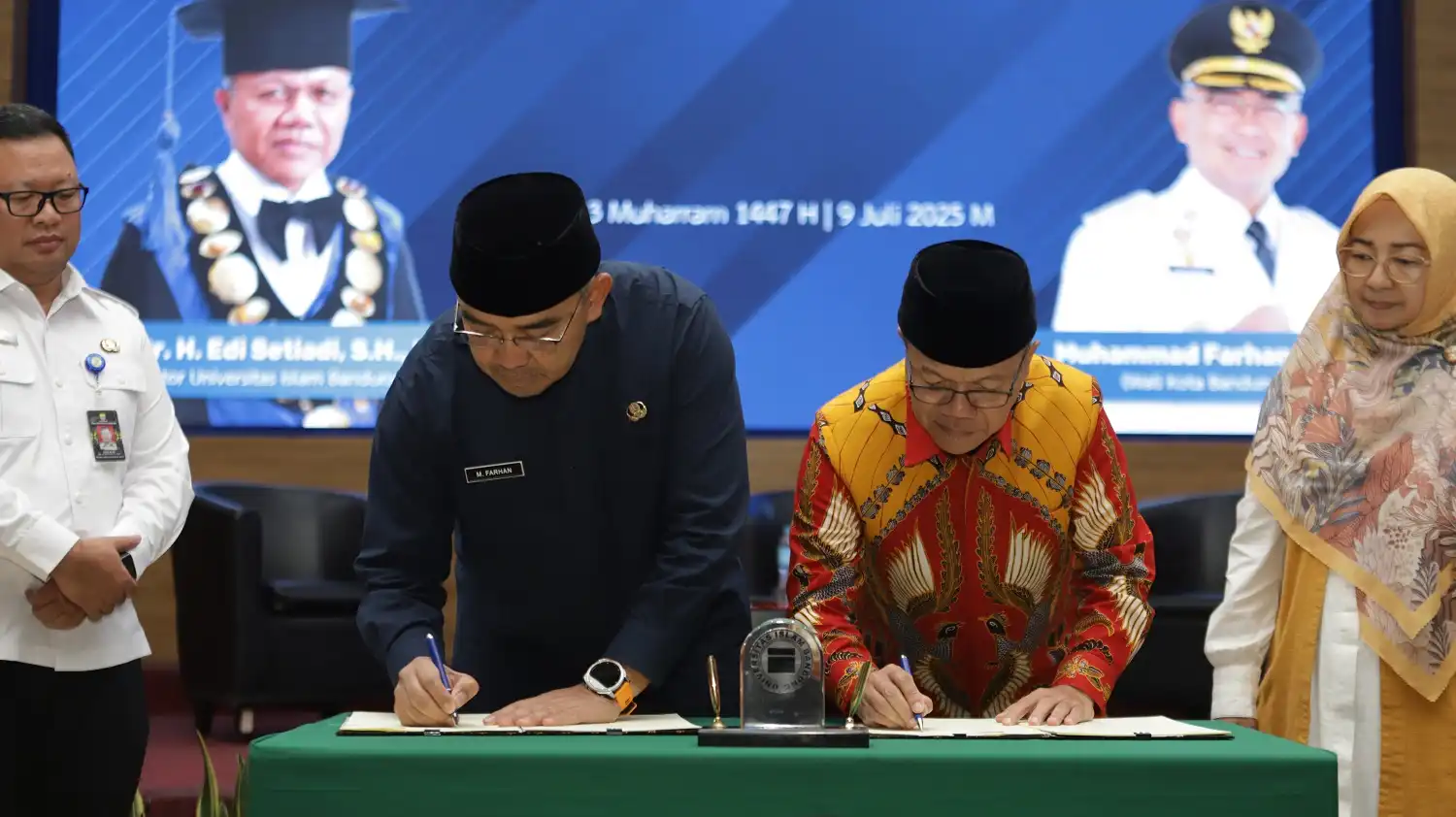 Penandatanganan MoU antara Wali Kota Bandung dan Rektor Unisba dalam seminar nasional pengelolaan sampah berbasis nilai Islam.