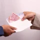 Petugas menyerahkan dana BSU 2025 secara tunai kepada pekerja melalui Kantor Pos.