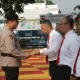 Kapolres Purwakarta AKBP Lilik Ardhiansyah serahkan penghargaan personel berprestasi ungkap kasus viral Purwakarta 2025