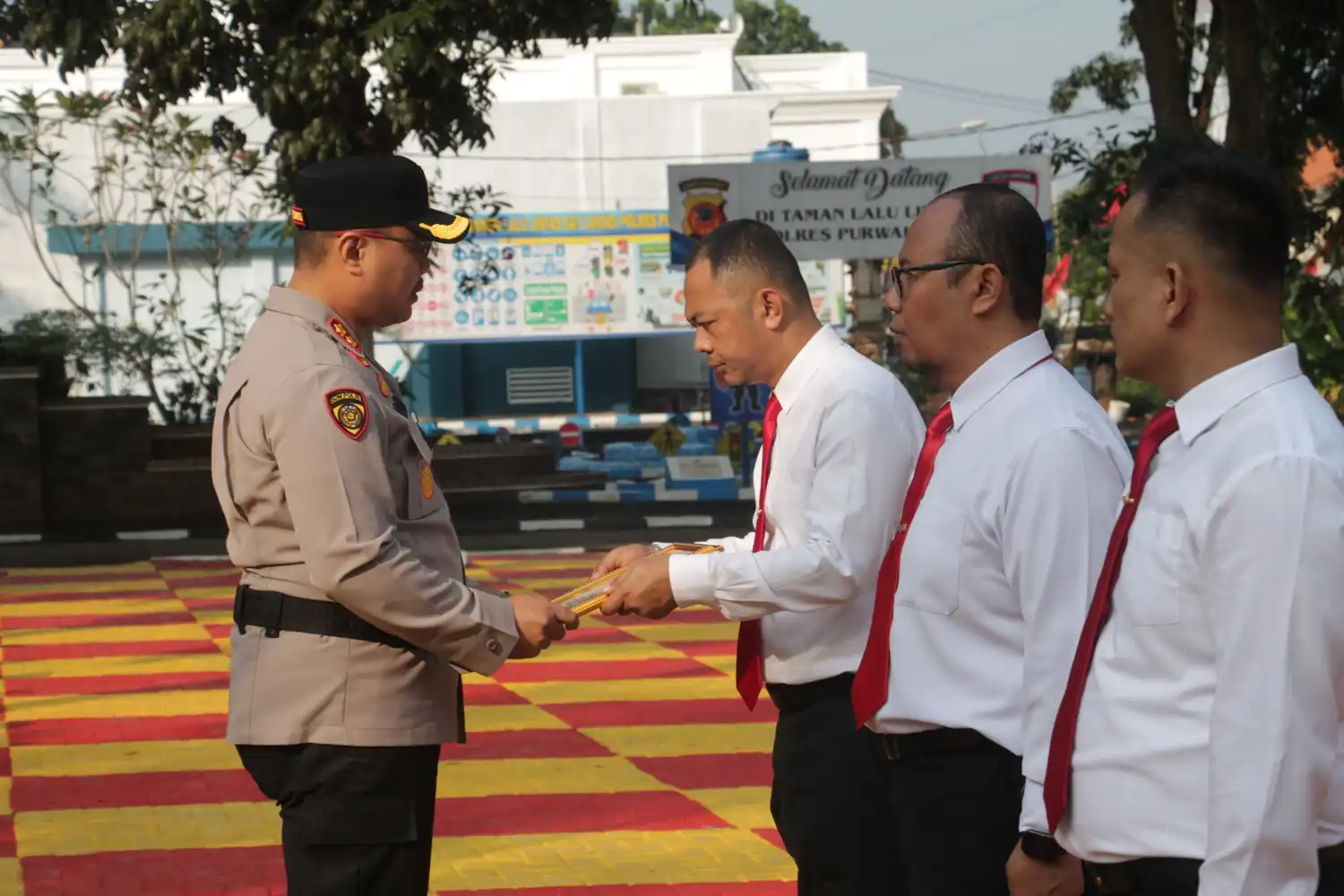 Kapolres Purwakarta AKBP Lilik Ardhiansyah serahkan penghargaan personel berprestasi ungkap kasus viral Purwakarta 2025