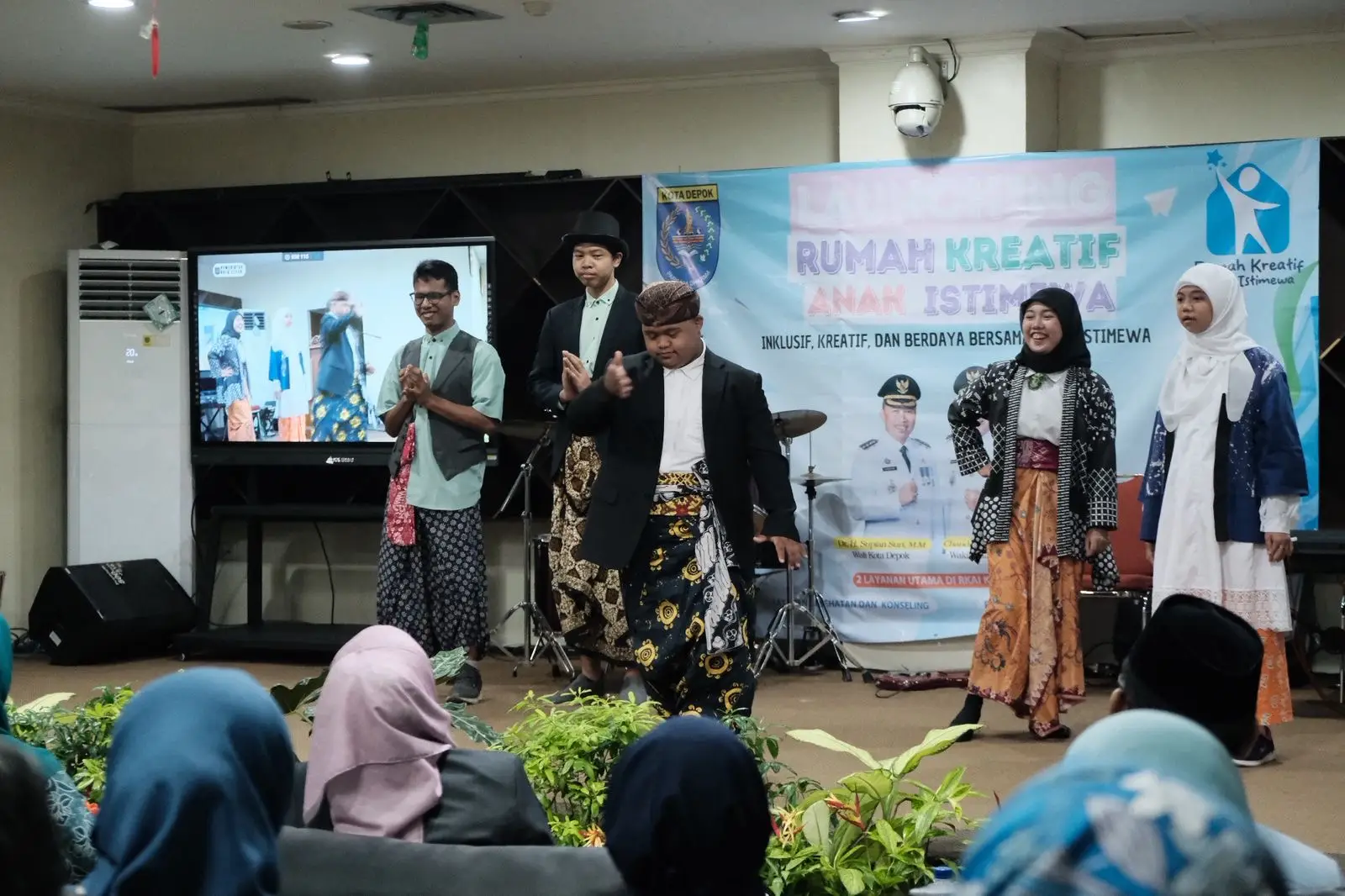 Anak disabilitas tampil dalam acara peresmian Rumah Kreatif Anak Istimewa Depok
