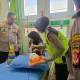 Kapolres Purwakarta AKBP Lilik Ardhiansyah dan Polwan saat memberikan trauma healing kepada anak korban kekerasan ayah kandung di RSUD Bayu Asih Purwakarta.