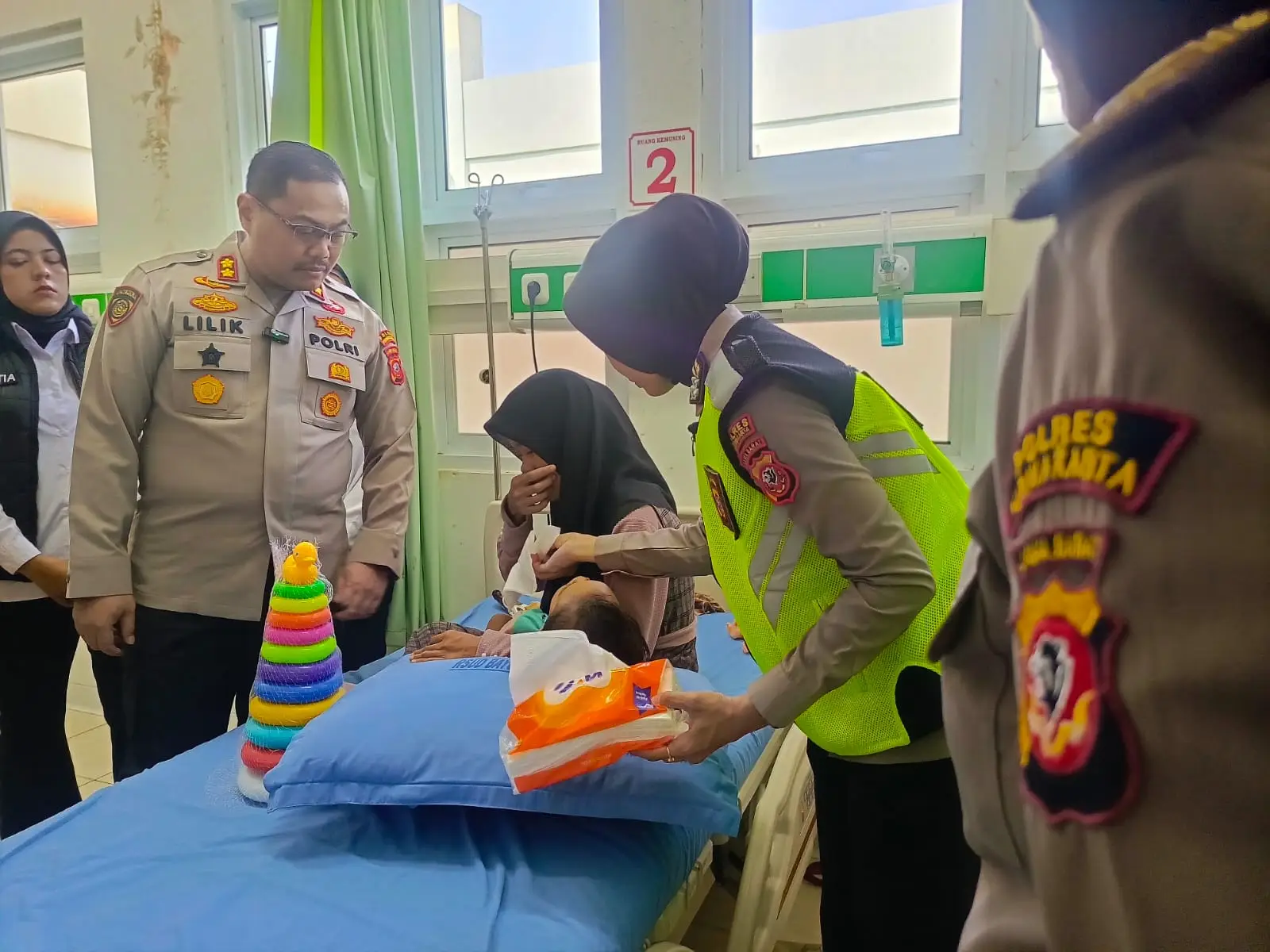 Kapolres Purwakarta AKBP Lilik Ardhiansyah dan Polwan saat memberikan trauma healing kepada anak korban kekerasan ayah kandung di RSUD Bayu Asih Purwakarta.
