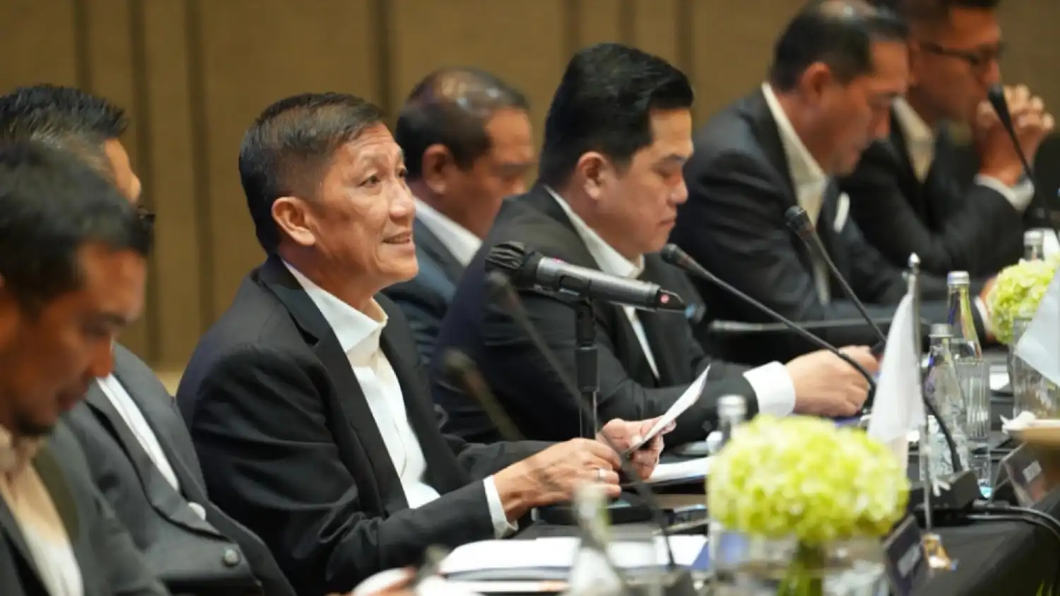 Ferry Paulus dan Erick Thohir saat RUPS PT LIB di Jakarta membahas rebranding Liga 1 menjadi BRI Super League musim 2025/2026.