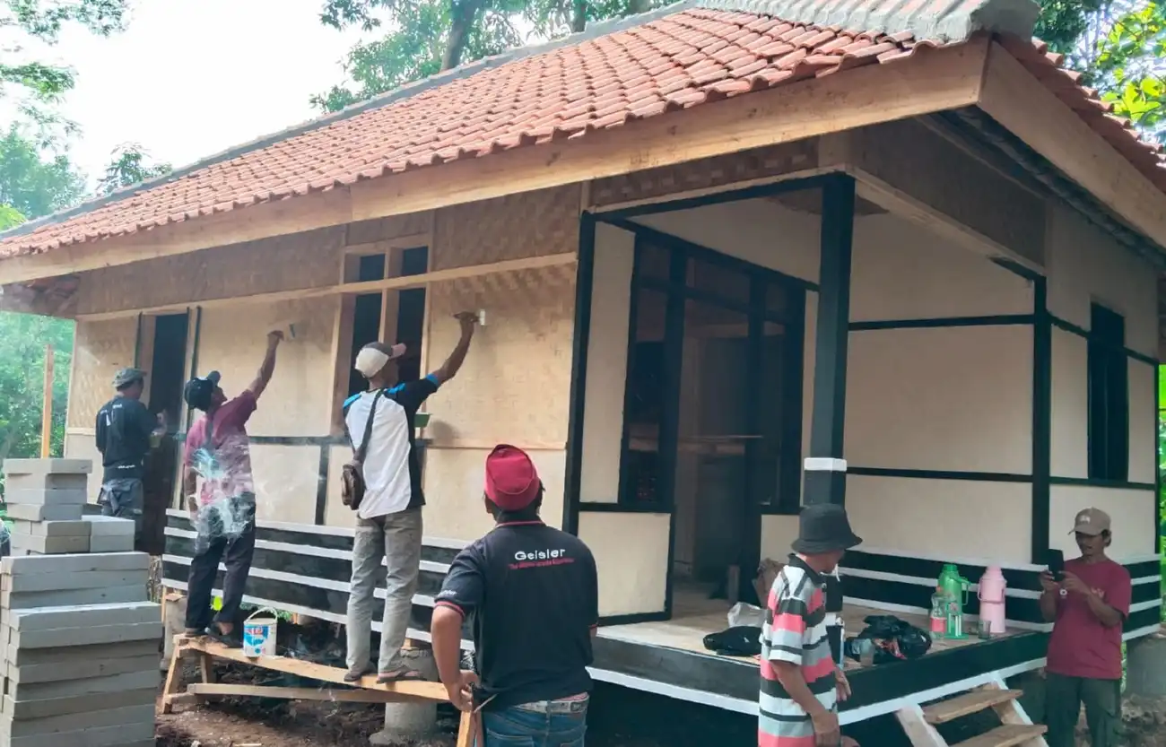 Warga bergotong royong membangun rumah panggung bergaya Sunda dalam program Rutilahu Imah Alus Purwakarta 2025.
