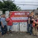 Petugas Satres Narkoba Polres Purwakarta pasang spanduk imbauan bahaya miras oplosan bersama warga