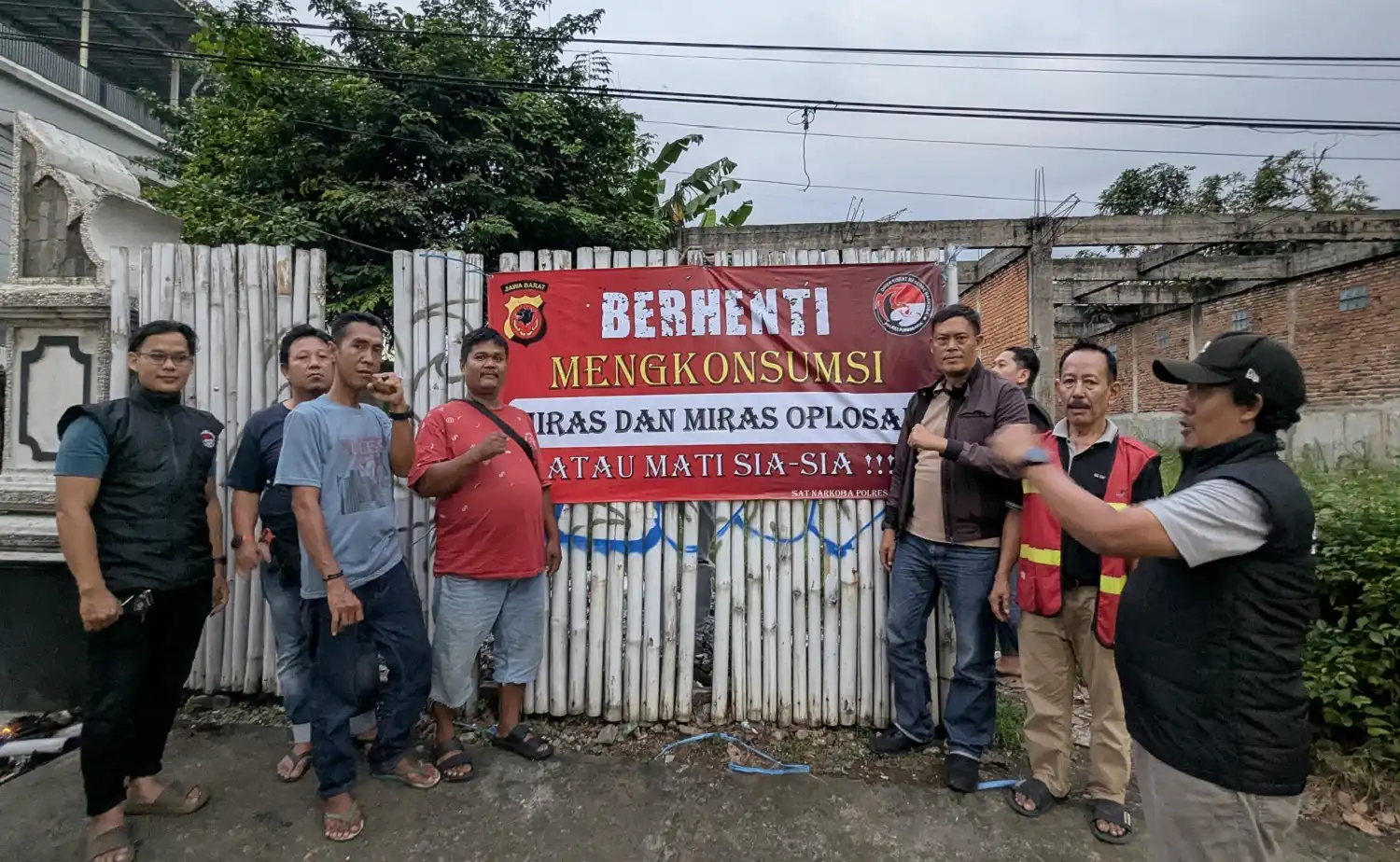 Petugas Satres Narkoba Polres Purwakarta pasang spanduk imbauan bahaya miras oplosan bersama warga