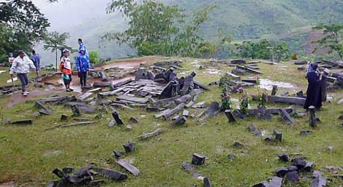 Tim peneliti berada di Gunung Padang.