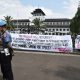 Aparat kepolisian berjaga di depan Gedung Sate, Kota Bandung.