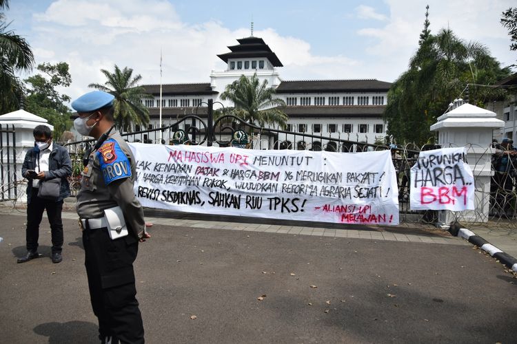 Aparat kepolisian berjaga di depan Gedung Sate, Kota Bandung.