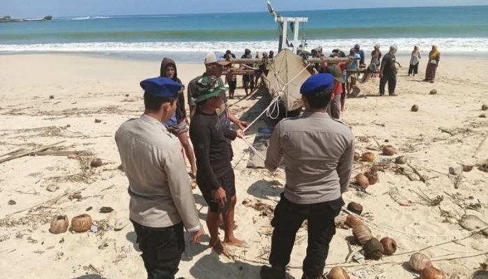 Misteri Kapal Tanpa Awak Tenggelam di Santolo, Polisi Telusuri Pemilik dan Asal Usulnya