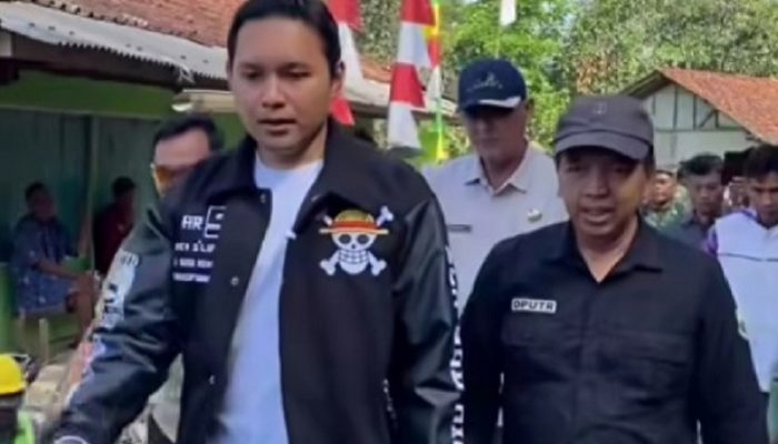 Jaket One Piece Bupati Cianjur Jadi Sorotan, Simbol Perlawanan di Tengah Proyek Jalan Rusak