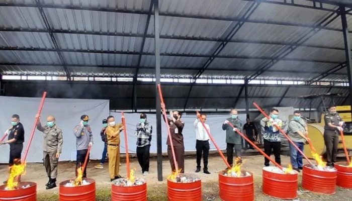 Kejari Garut Musnahkan Barang Bukti 145 Perkara Pidana
