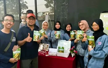 Mahasiswa memamerkan Kumora Cookies di pameran produk binaan Rumah BUMN BRI