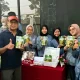 Mahasiswa memamerkan Kumora Cookies di pameran produk binaan Rumah BUMN BRI