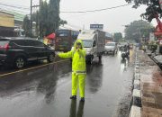 Polwan Purwakarta Tetap Atur Lalu Lintas di Tengah Hujan Deras