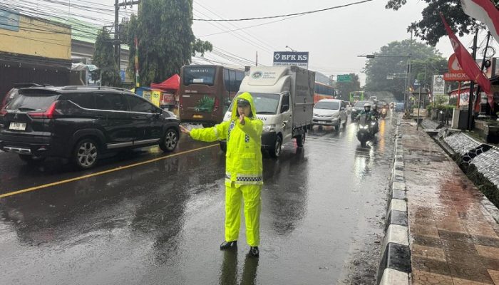 Polwan Purwakarta Tetap Atur Lalu Lintas di Tengah Hujan Deras