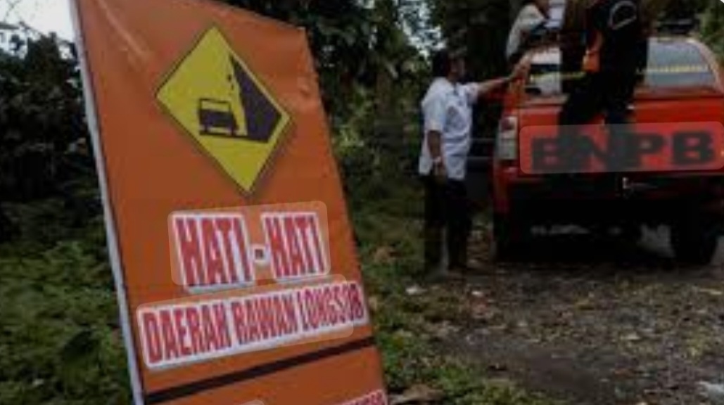 Ilustrasi anggota BPBD melakukan siaga tanggap darurat bencana di wilayahnya.