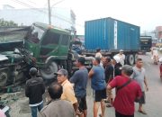 Truk Trailer Tabrak Minibus di Simalungun, 7 Orang Luka-Luka
