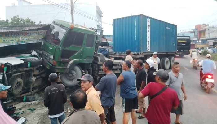 Truk Trailer Tabrak Minibus di Simalungun, 7 Orang Luka-Luka