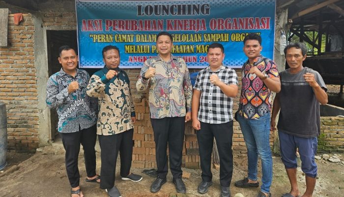 Peran Camat Teluk Mengkudu dalam Mengolah Sampah Organik Lewat Budidaya Maggot