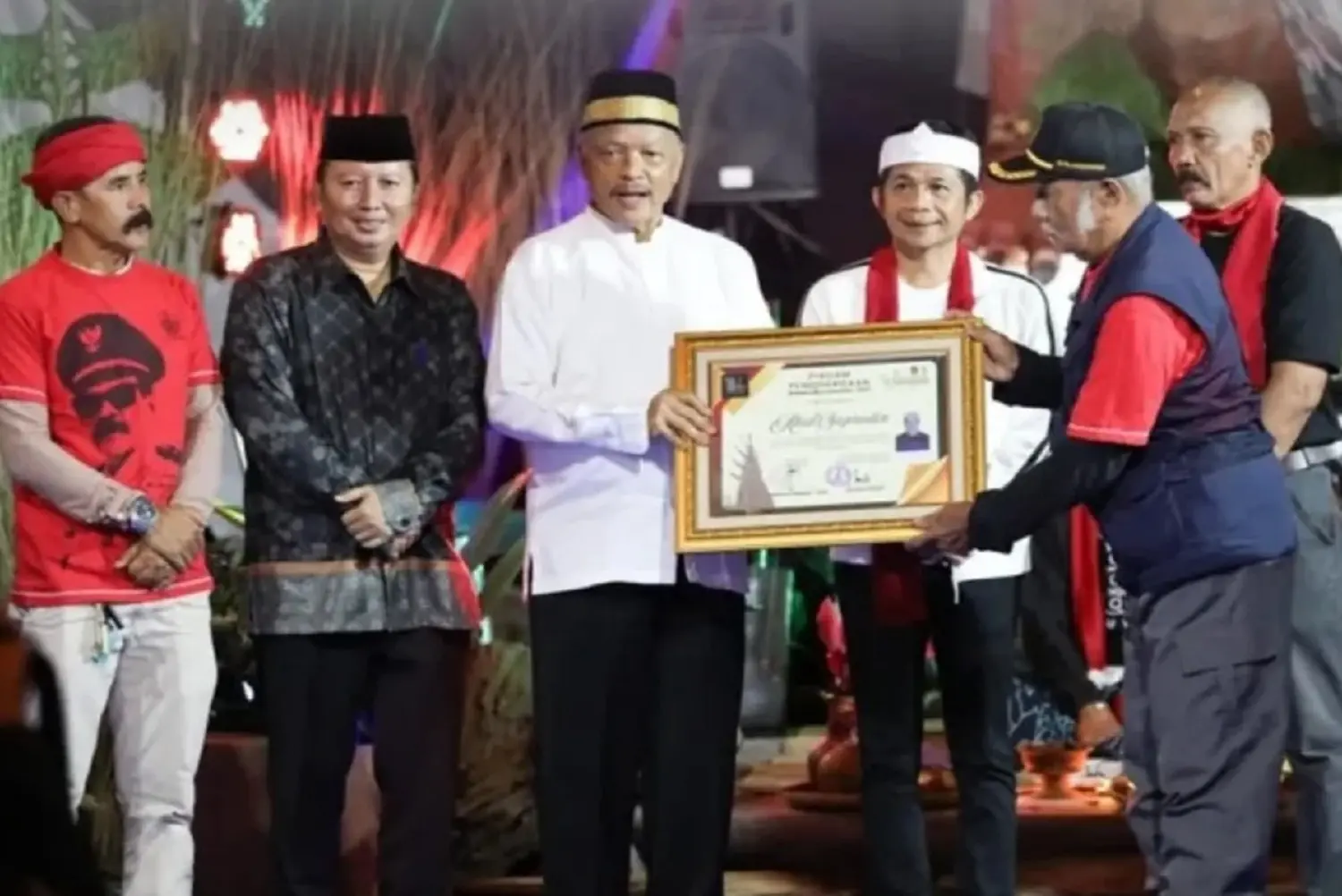 Bupati Purwakarta Om Zein menyerahkan Wanayasa Award kepada warga yang puluhan tahun mengabdi tanpa pamrih di perayaan HUT RI ke-80.