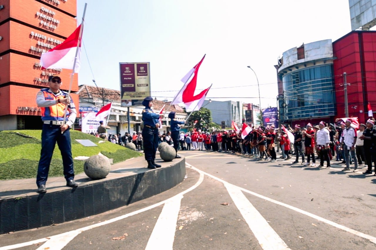 Ribuan Warga Bandung Hening Sejenak di Simpang Lima dan Dago Cikapayang dalam 3 Menit untuk Indonesia