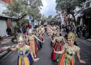 Bandung Tuan Rumah Kirab Budaya HUT ke-80 Jabar, Ribuan Warga Padati Jalan Ikonik